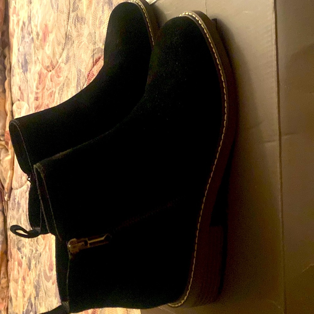 NWOT Crowne Vintage size 8 1/2 black suede booties cute outside zipper
